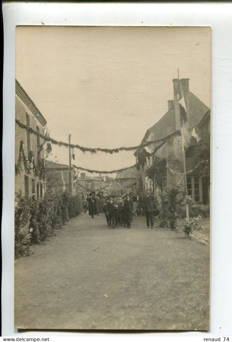 Argenton Chateau Carte Photo Défilé Dans Une Rue - Argenton Chateau