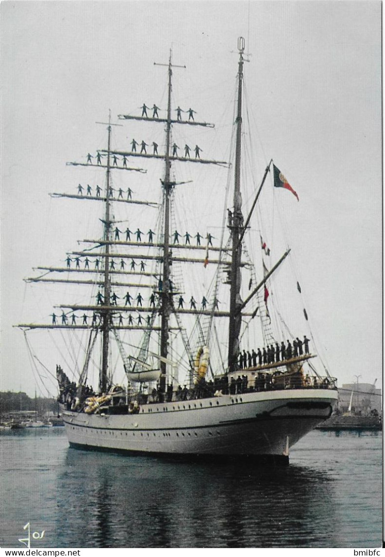 Manoeuvre Spectaculaire De L'équipage, Sur Un Grand Voilier école - Sailing Vessels