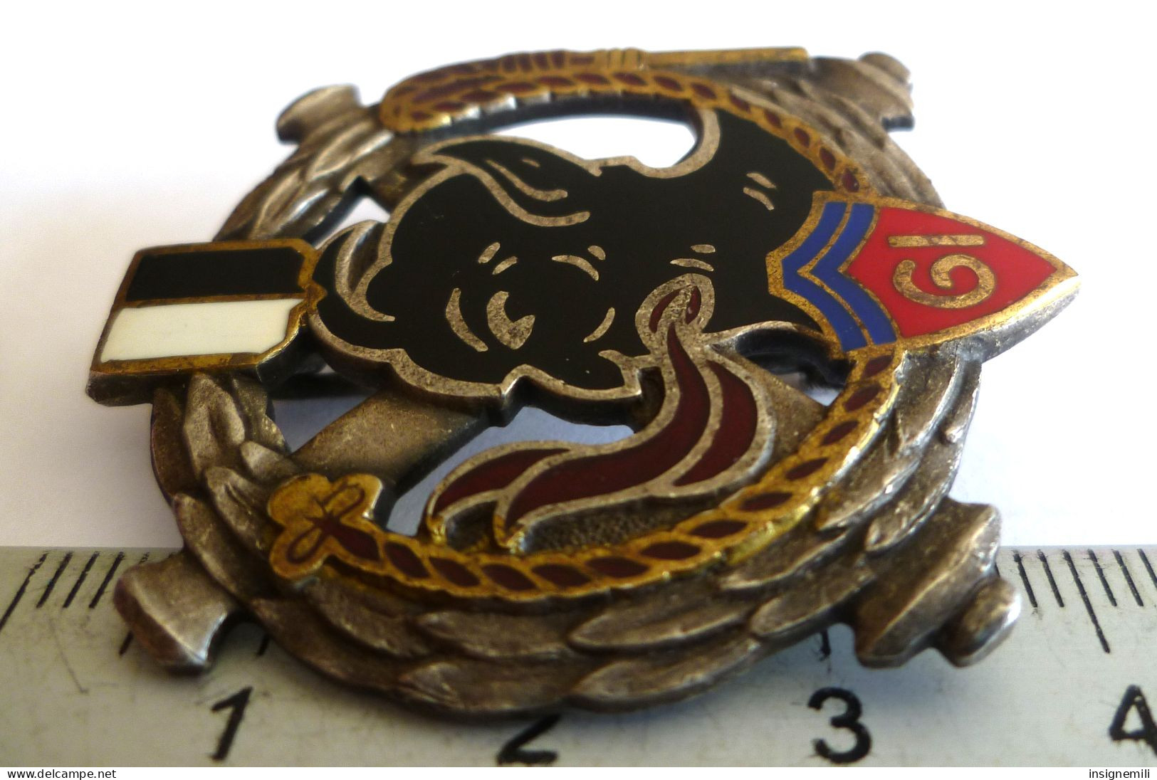 INSIGNE 61° RA REGIMENT D' ARTILLERIE - Diable Noir - Dos Guilloché Embouti - DRAGO PARIS H 200 - Hueste