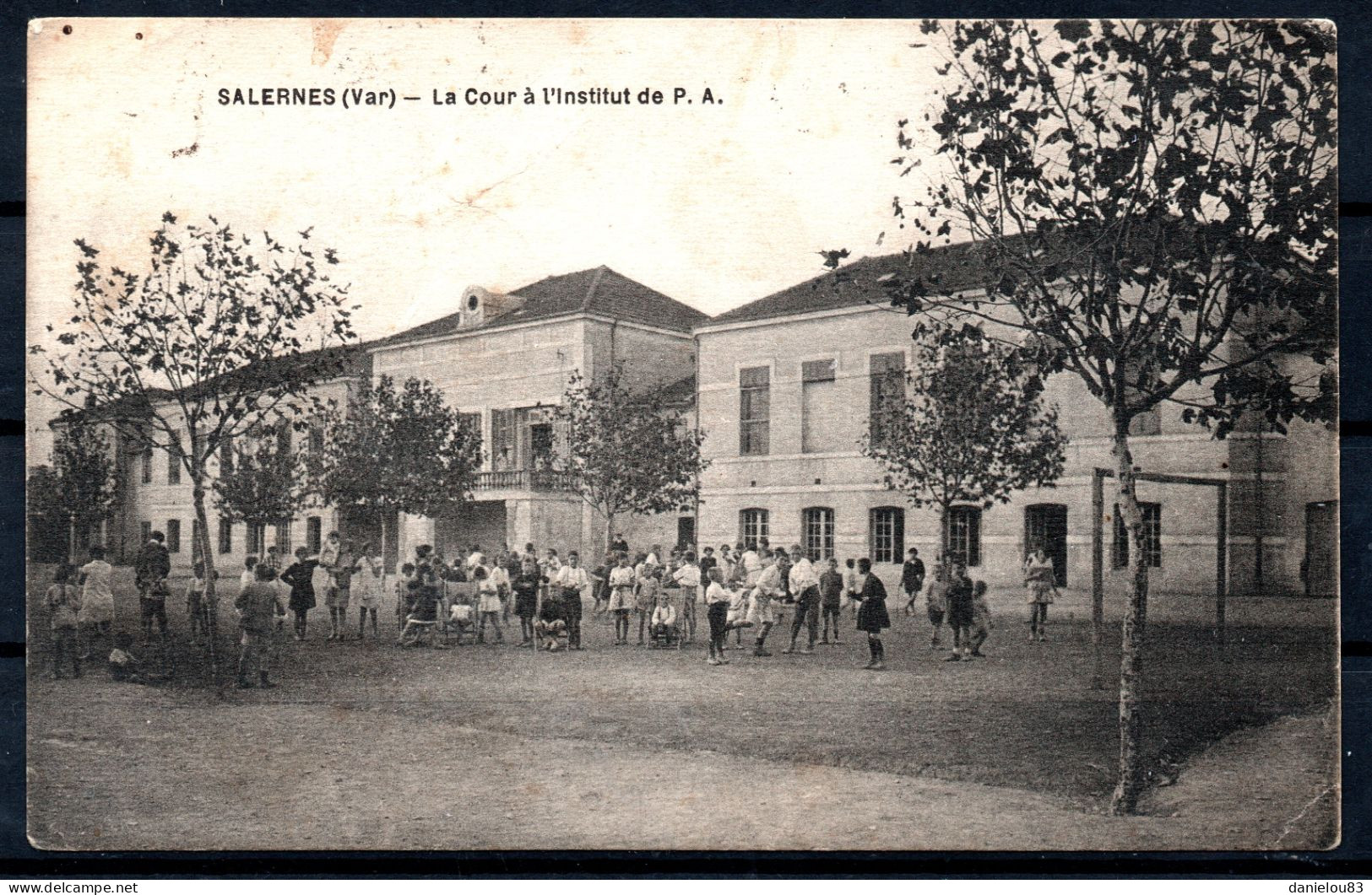 VAR 83 - SALERNES - La Cour De L'institut De P.A. - Parfait état - Affranchie - A Voyagé - Salernes