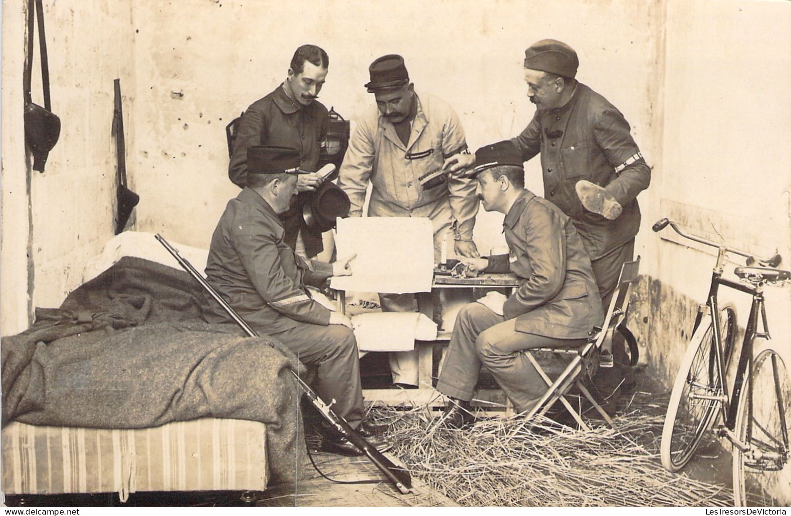 PHOTOGRAPHIE - Carte Photo De Militaires En 1914 Autour D'une Table - Fusil Et Vélo - Militaria - Carte Postale Ancienne - Photographs