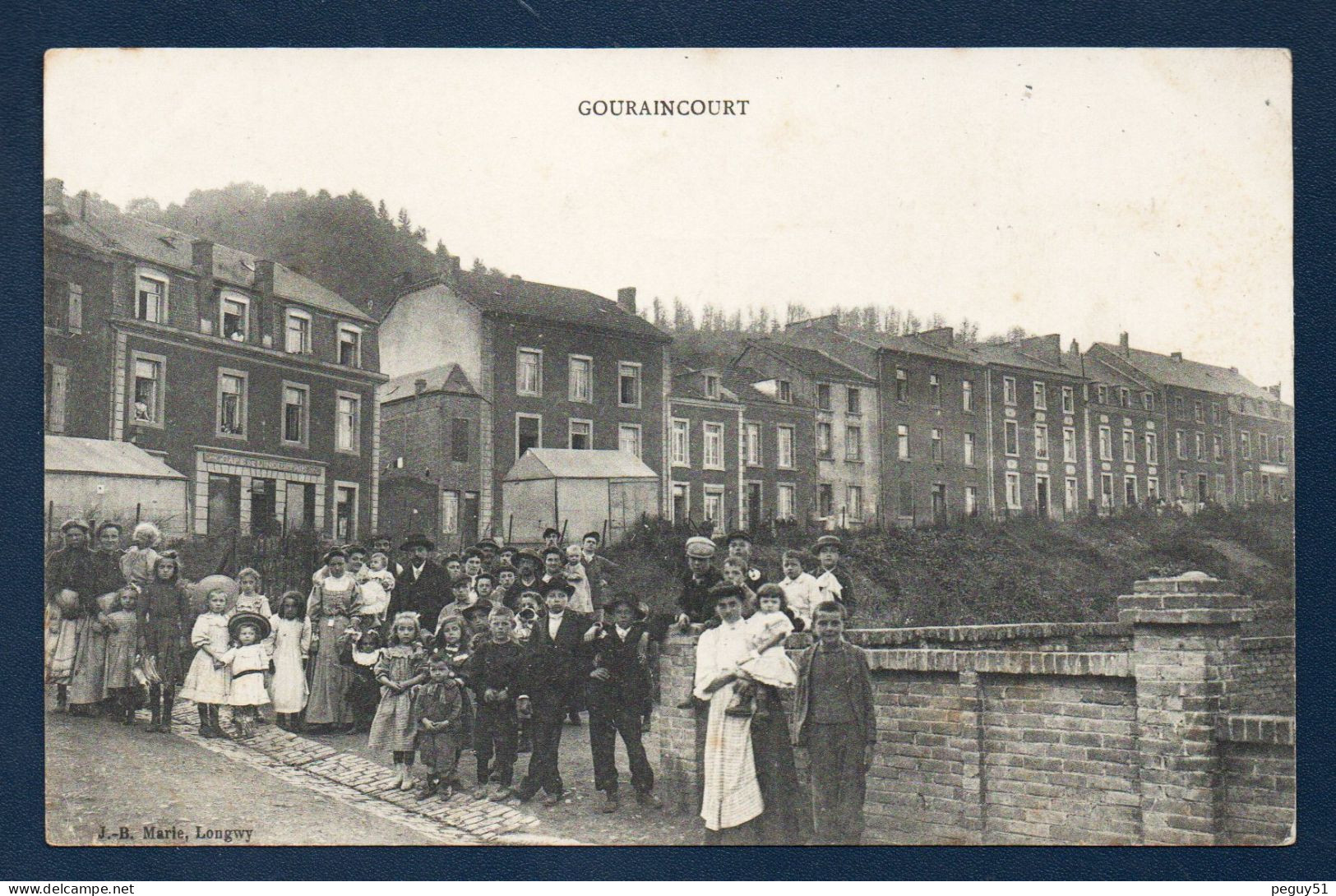 54. Longwy-Gouraincourt. Familles En Pose Devant Le Café De L'Industrie. - Longwy