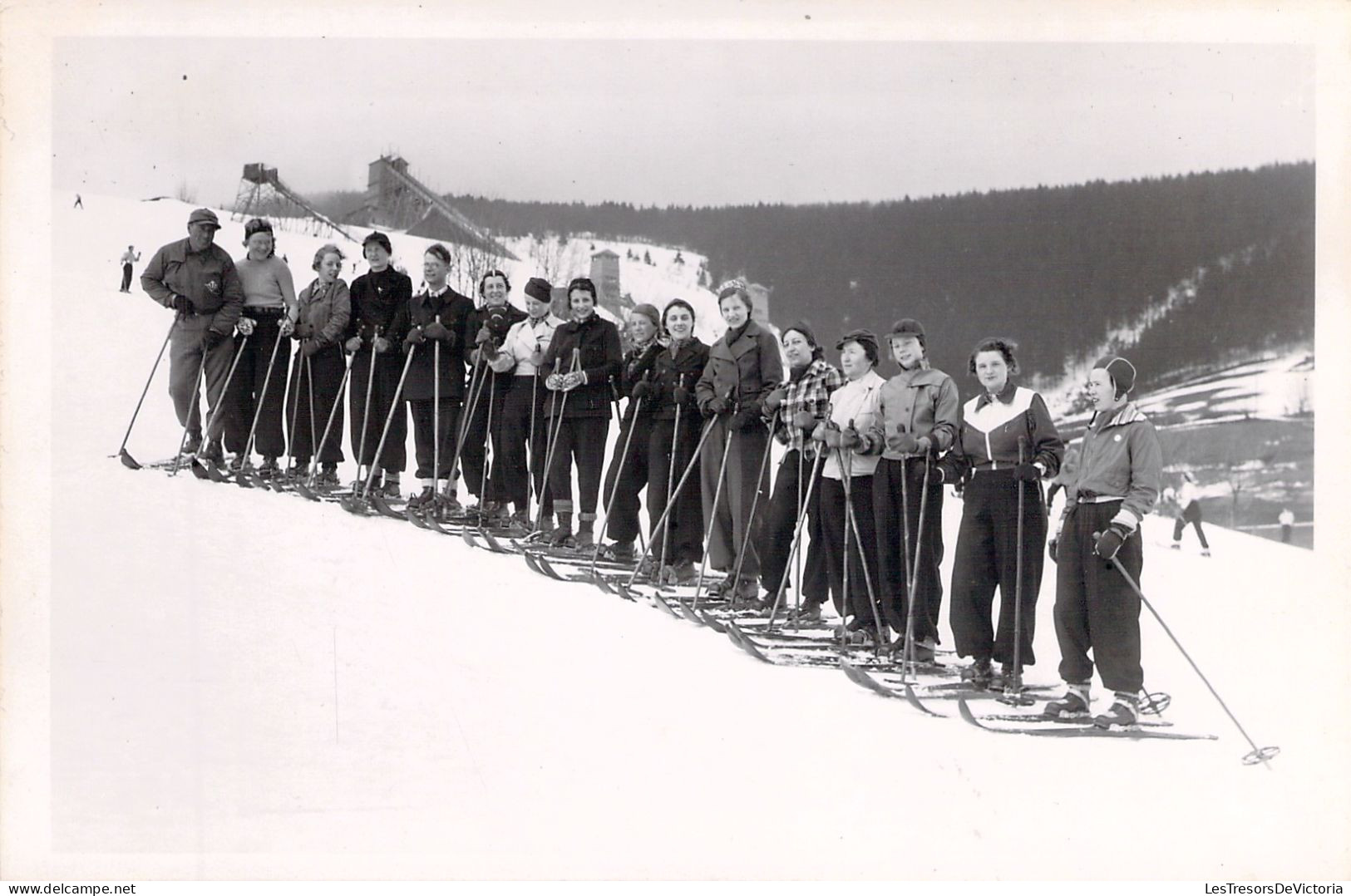 PHOTOGRAPHIE - Sport D'hiver - Ski - Carte Photo D'un Groupe De Skieurs - Carte Postale Ancienne - Photographie