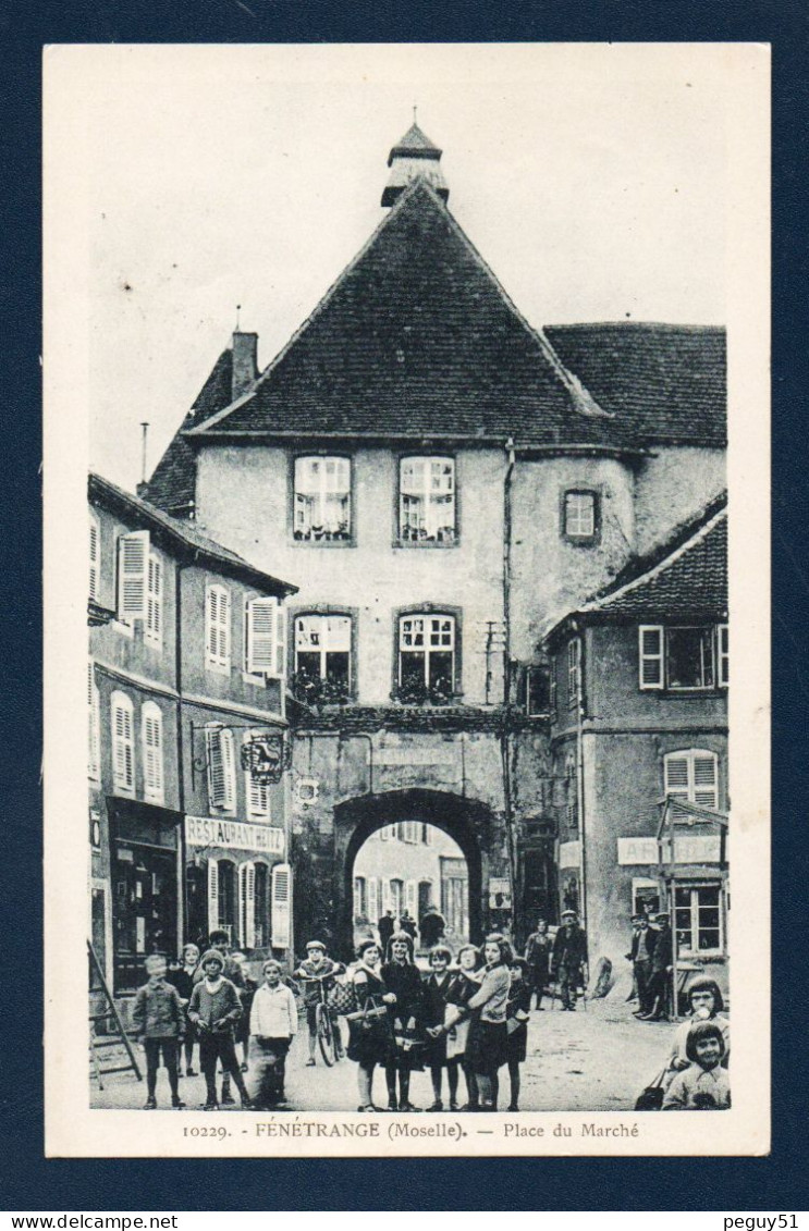 57. Environs De Sarrebourg. Fénétrange. Place Du Marché.  Restaurant Heitz. Enfants Et Passants. - Fénétrange