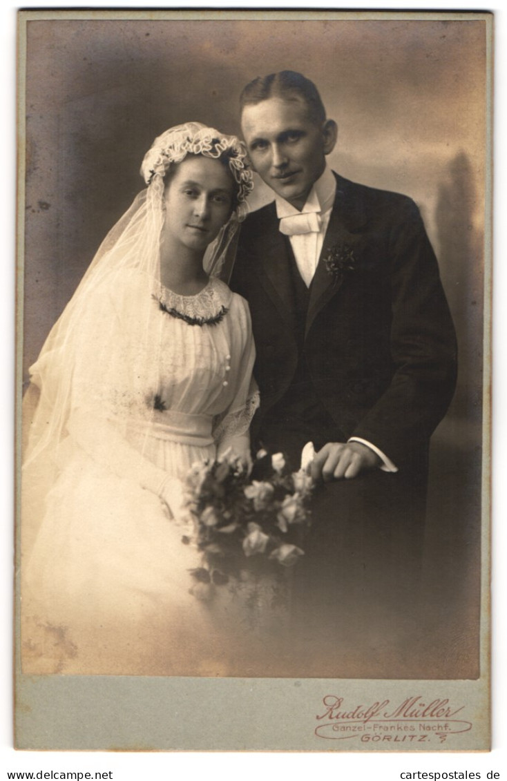 Fotografie Rudolf Müller, Görlitz, Junges Ehepaar Mit Brautstrauss Im Hochzeitskleid Und Anzug  - Personas Anónimos