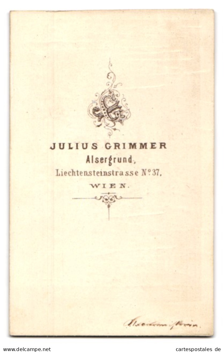Fotografie Julius Grimmer, Wien, Hübsches Junges Mädchen Im Weissen Kleid Mit Locken  - Personas Anónimos