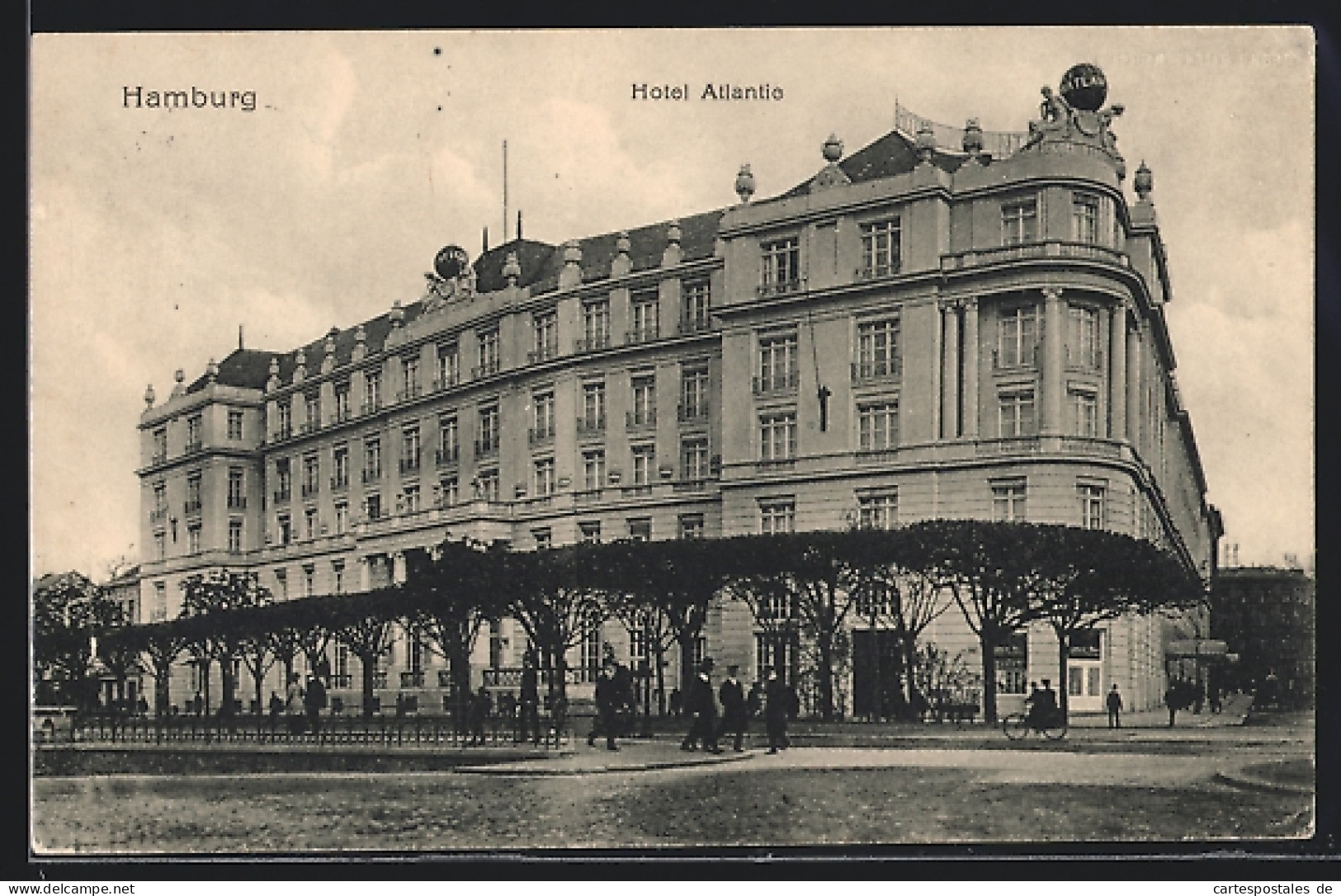 AK Hamburg-St.Georg, Hotel Atlantic, Passanten  - Mitte