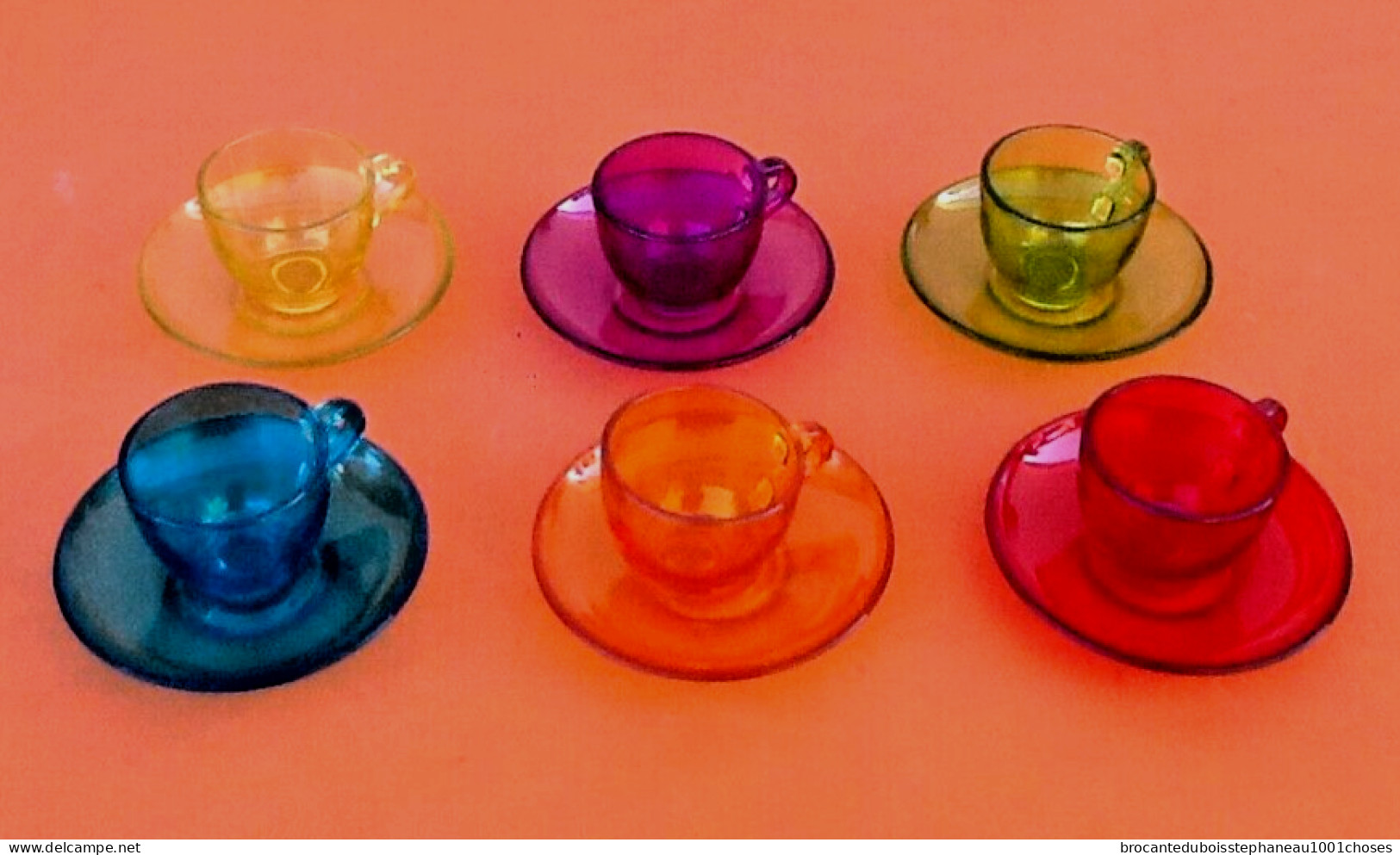 Années 1970   6 Tasses / Soucoupes à Café  Verre Coloré - Glas & Kristal