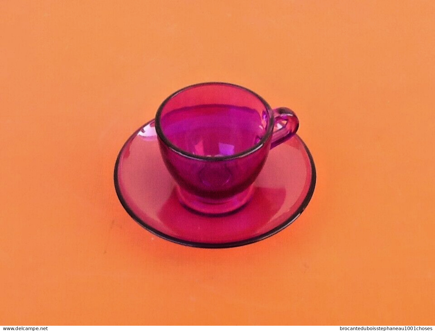 Années 1970   6 Tasses / Soucoupes à Café  Verre Coloré - Glas & Kristal