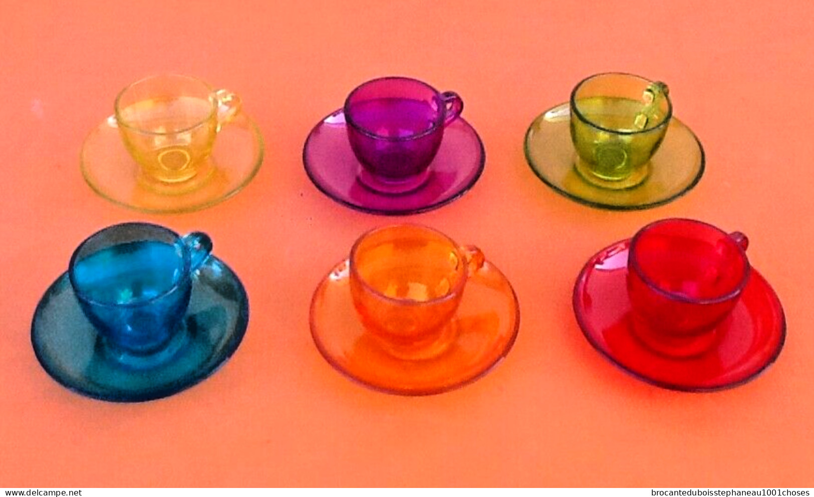 Années 1970   6 Tasses / Soucoupes à café  Verre coloré