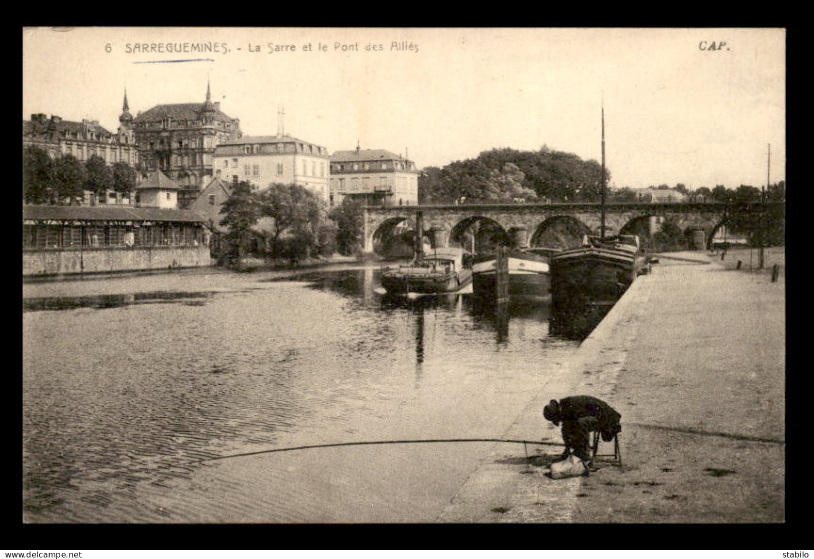 57 - SARREGUEMINES - LA SARRE - LE PONT DES ALLIES - PECHE A LA LIGNE - PENICHES - Sarreguemines