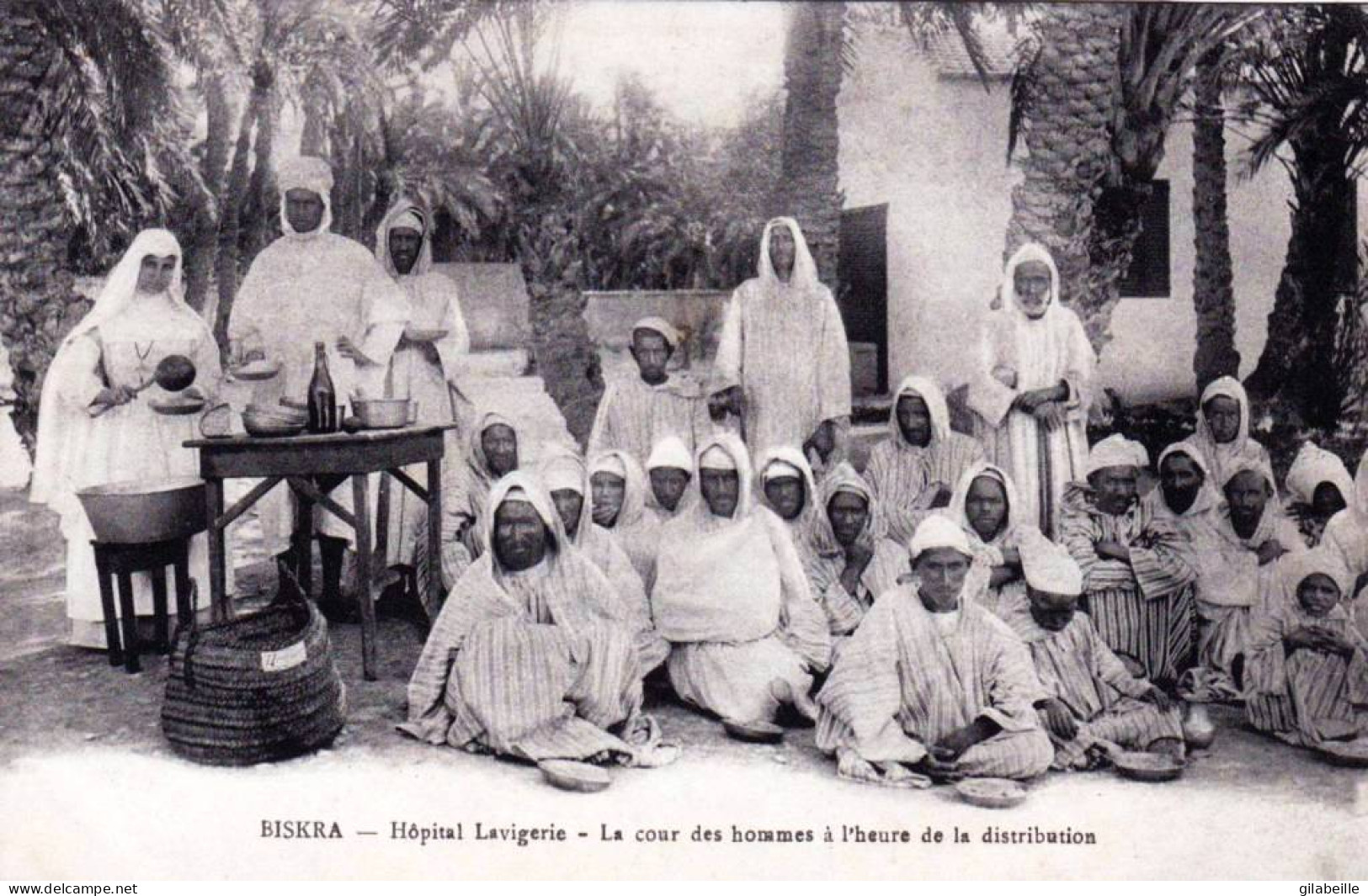 Algerie - BISKRA -  Hopital Lavigerie - La Cour Des Hommes A L'heure De La Distribution - Biskra