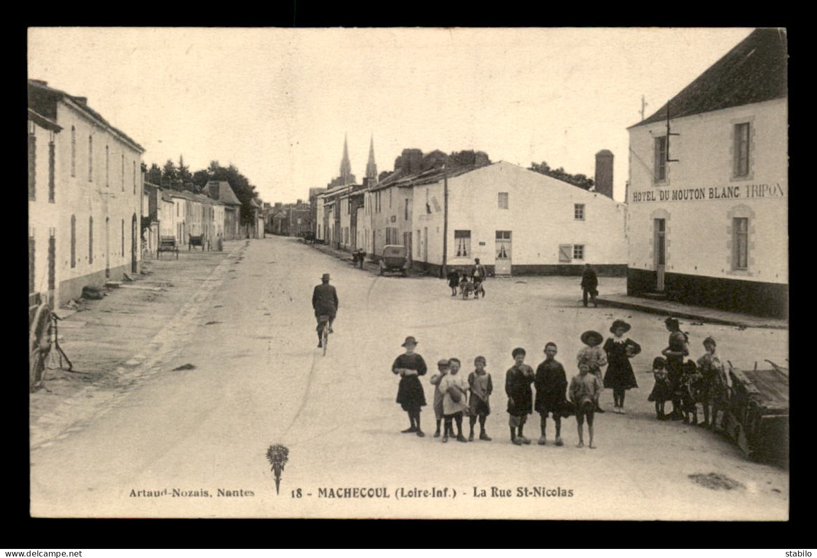 44 - MARCHECOUL - LA RUE ST-NICOLAS - HOTEL DU MOUTON BLANC - Machecoul