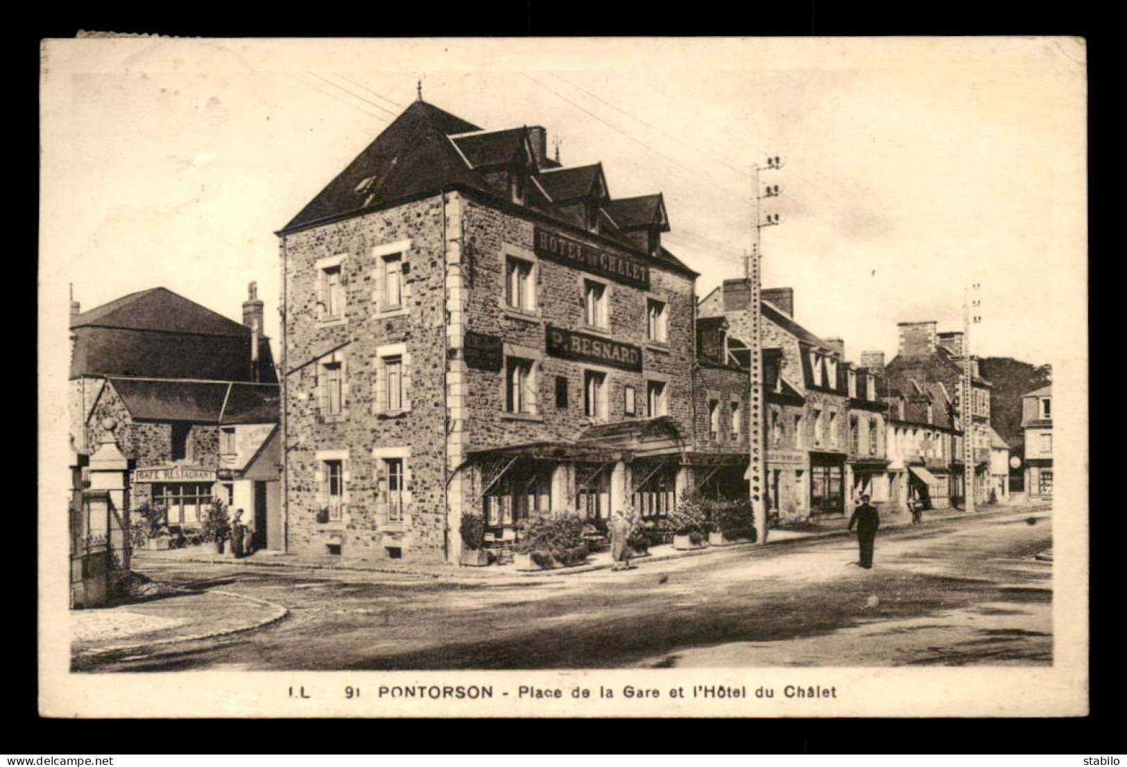 50 - PONTORSON - PLACE DE LA GARE ET HOTEL DU CHALET - Pontorson