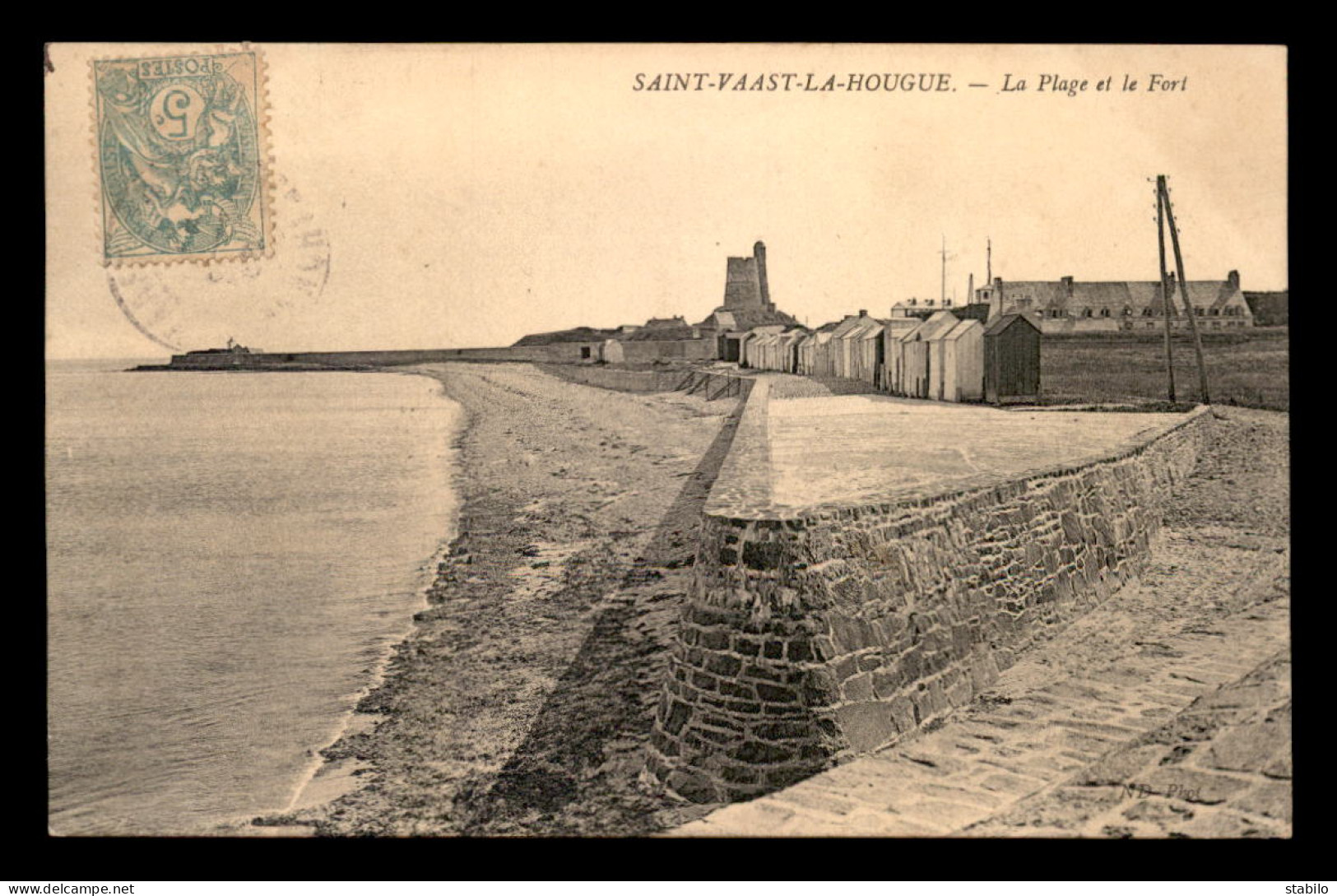 50 - ST-VAAST-LA-HOUGUE - LA PLAGE ET LE FORT - Saint Vaast La Hougue