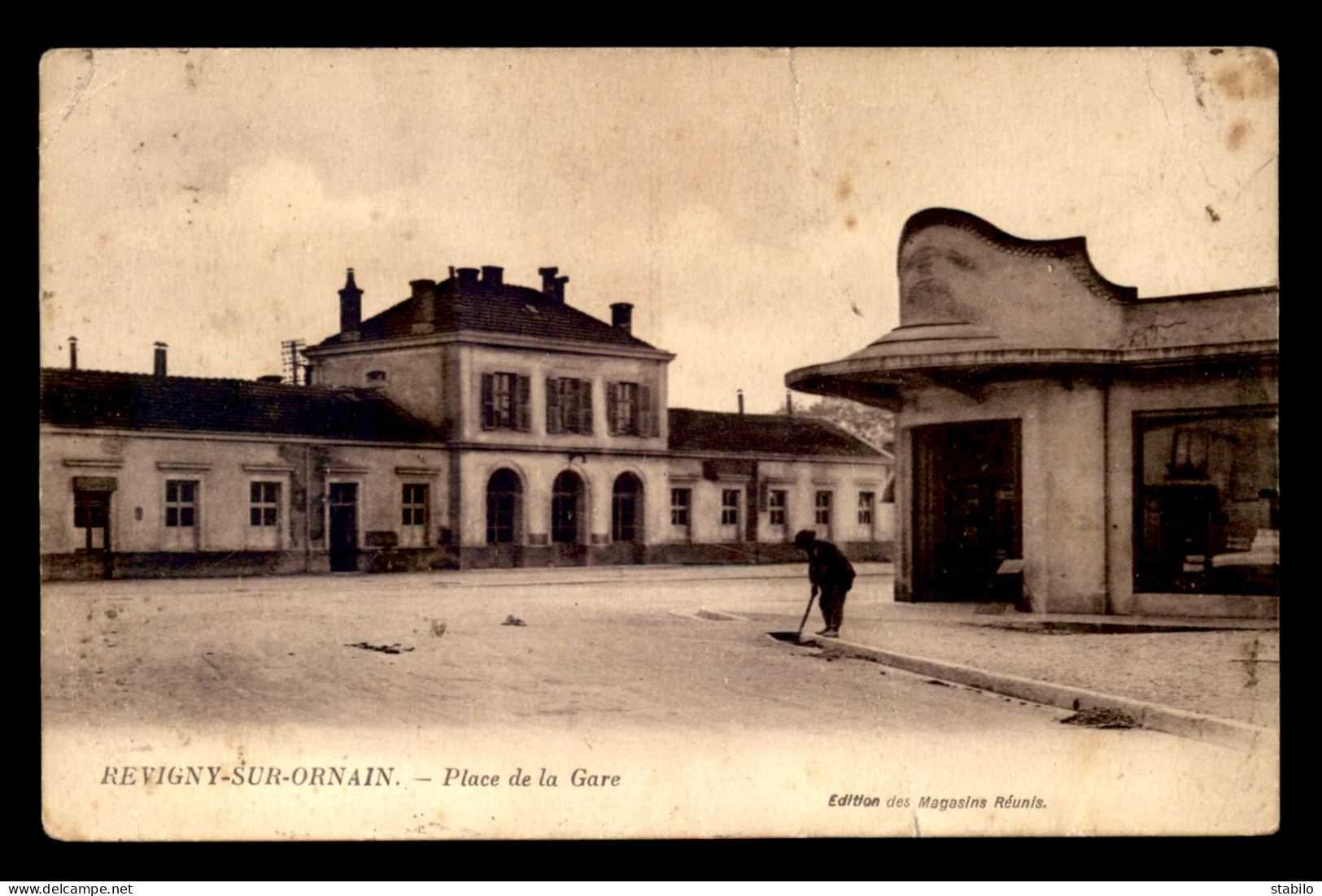 55 - REVIGNY-SUR-ORNAIN - PLACE DE LA GARE - EDITEUR MAGASINS REUNIS - VOIR ETAT - Revigny Sur Ornain