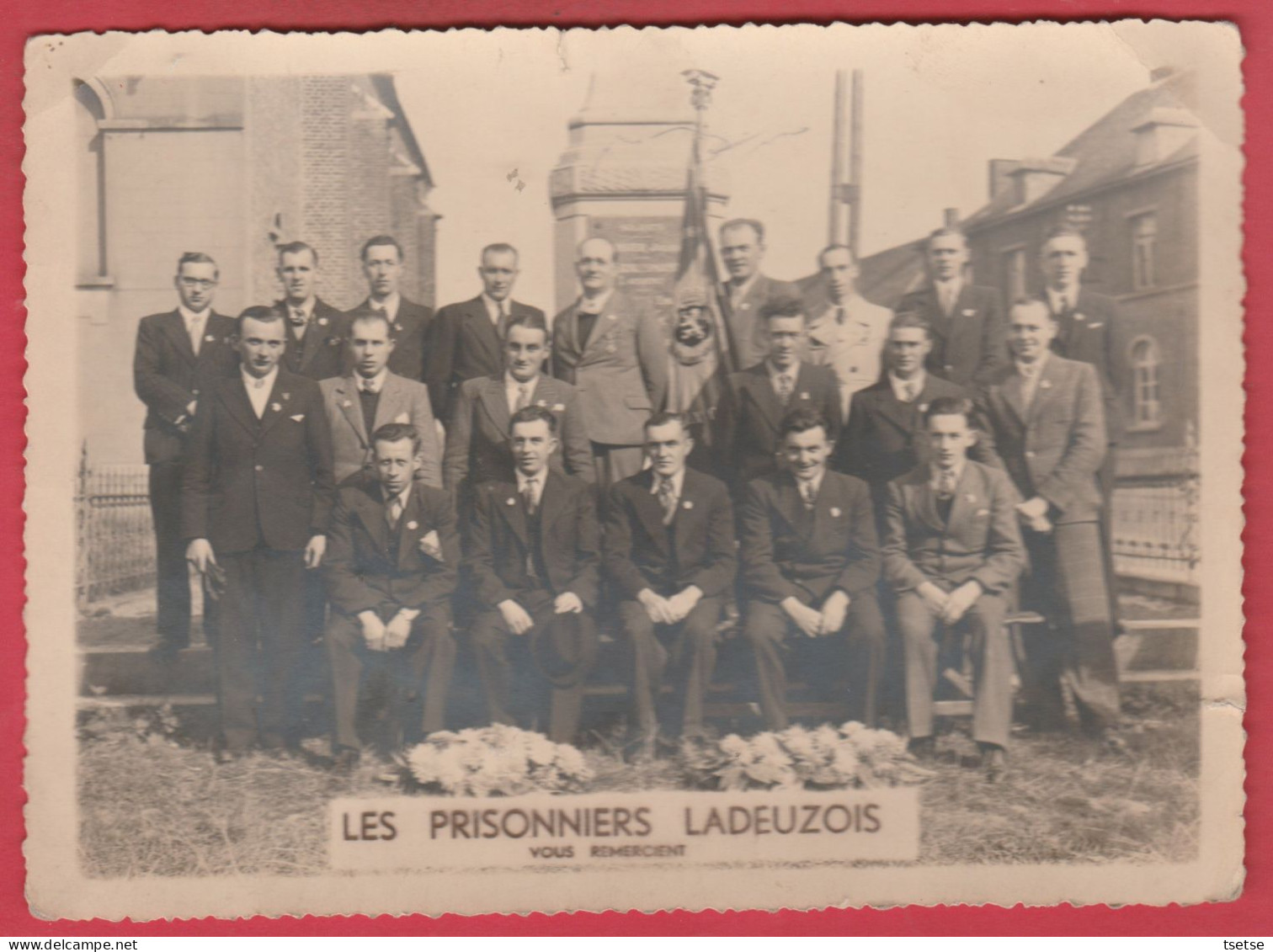 Ladeuze - Grande Photo Des Prisonniers Ladeuzois , Au Pied Du Monument ( Voir Verso ) - Chièvres