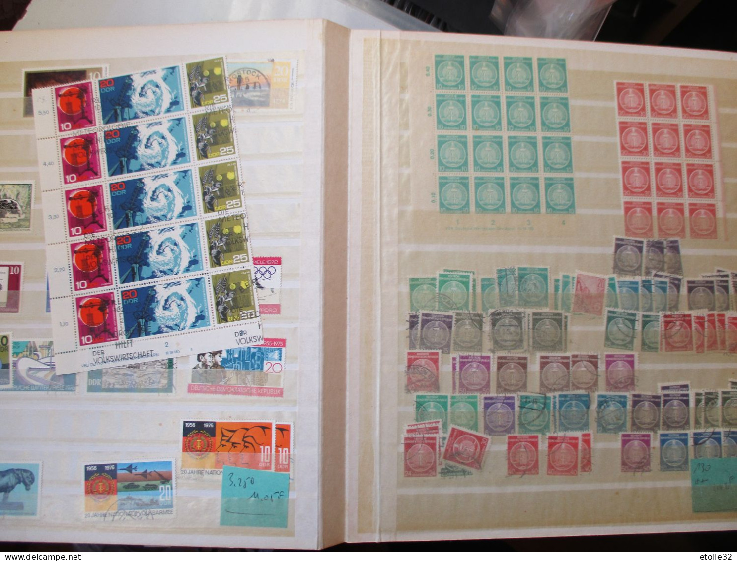 CLASSEUR STOCK DE CENTAINES DE TIMBRES - Collections (without Album)