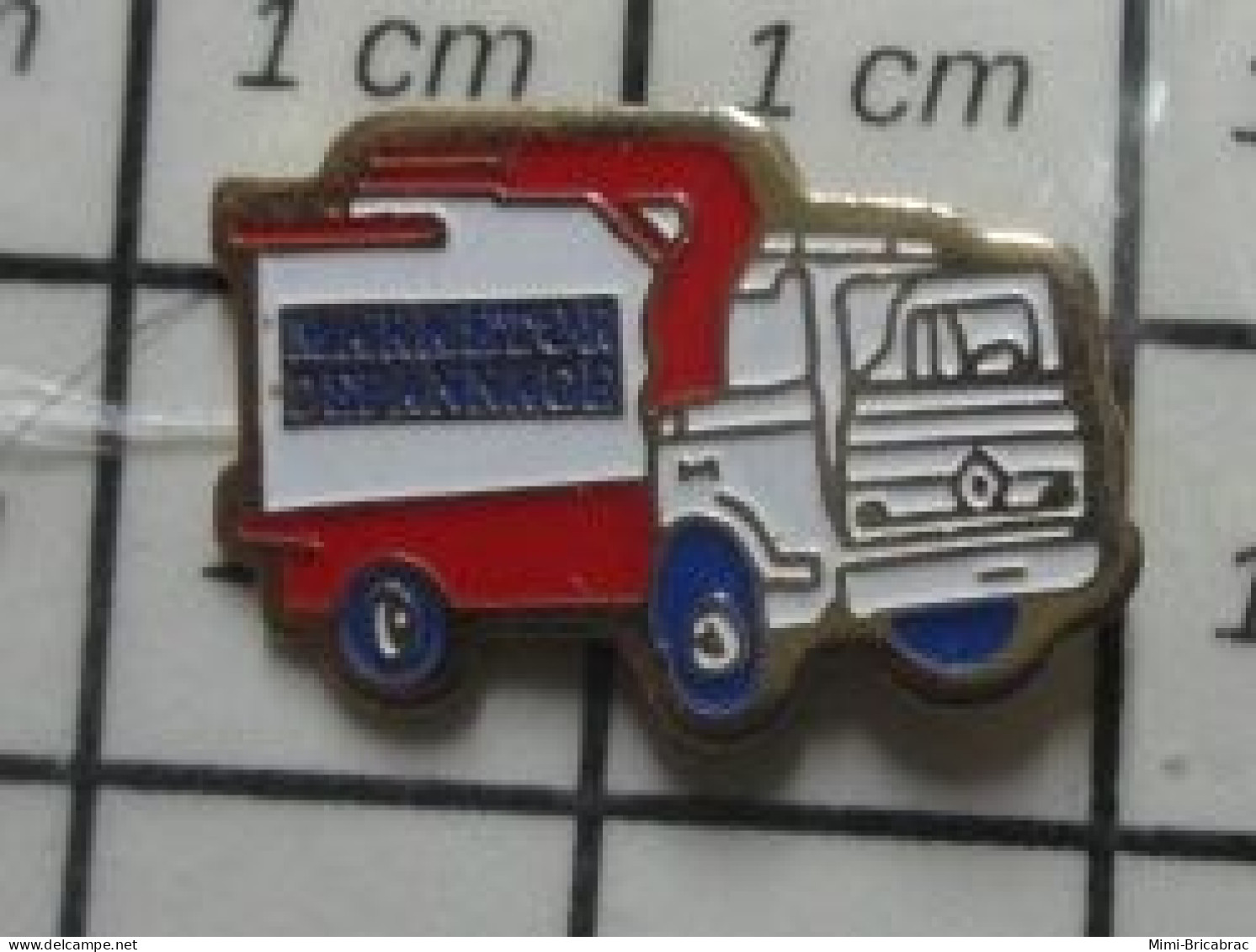 511c Pin's Pins / Rare Et De Belle Qualité / TRANSPORTS / CAMION ROUGE ET BLANC DE DEPANNAGE - Transportation