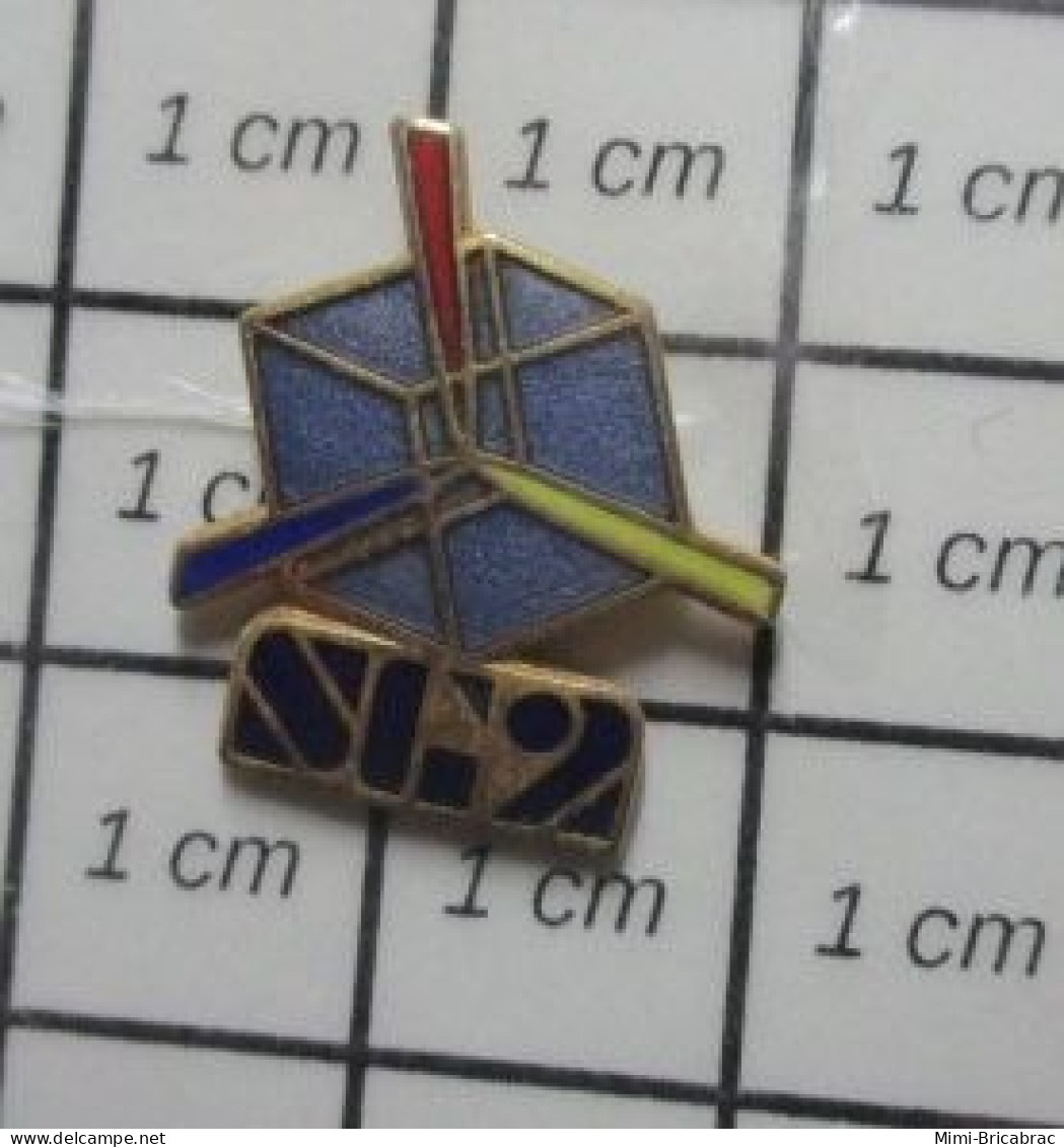 617 Pin's Pins / Beau Et Rare / MARQUES / CUBE BLEU ET RAYONS DE COULEUR SG2 - Marques