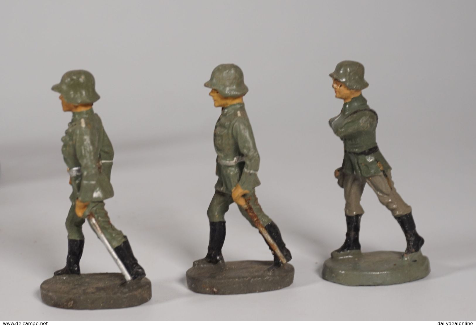 32-tlg. Konvolut Lineol Elastolin Soldaten marschierend liegend 1x mit Fahne 2. WK Wehrmacht Bastlerware