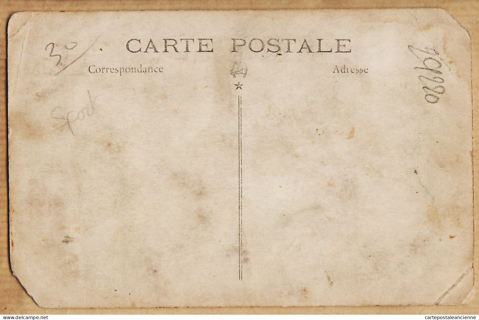 04745 / Carte-Photo 1920s Equipe De Foot Joueurs Et Encadrement Posant Contre Un Mur De Cimetière - Calcio