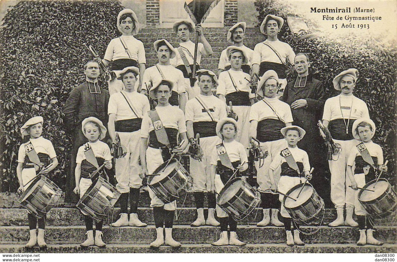 RARE 51 MONTMIRAIL FETE DE GYMNASTIQUE 15 AOUT 1913 LA FANFARE ENCADREE PAR DEUX CURES EST PRETE A JOUER - Montmirail