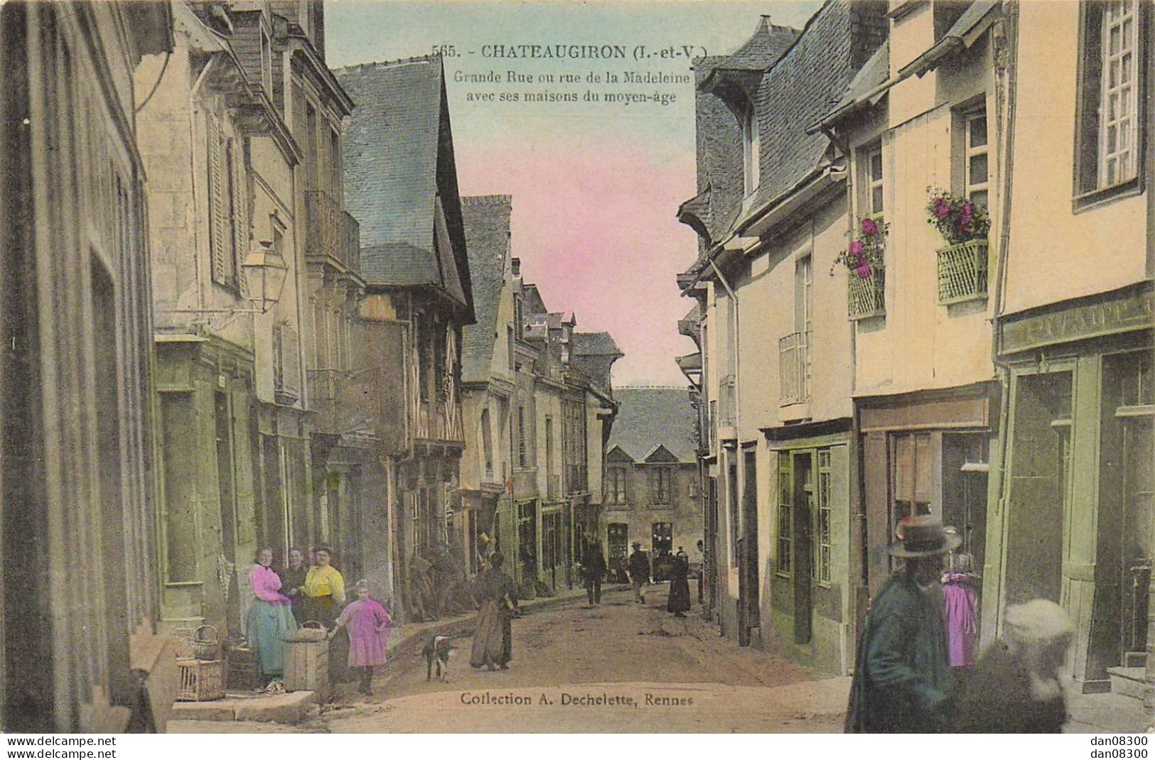 RARE  35 CHATEAUGIRON GRANDE RUE OU RUE DE LA MADELEINE AVEC SES MAISONS DU MOYEN AGE - Châteaugiron