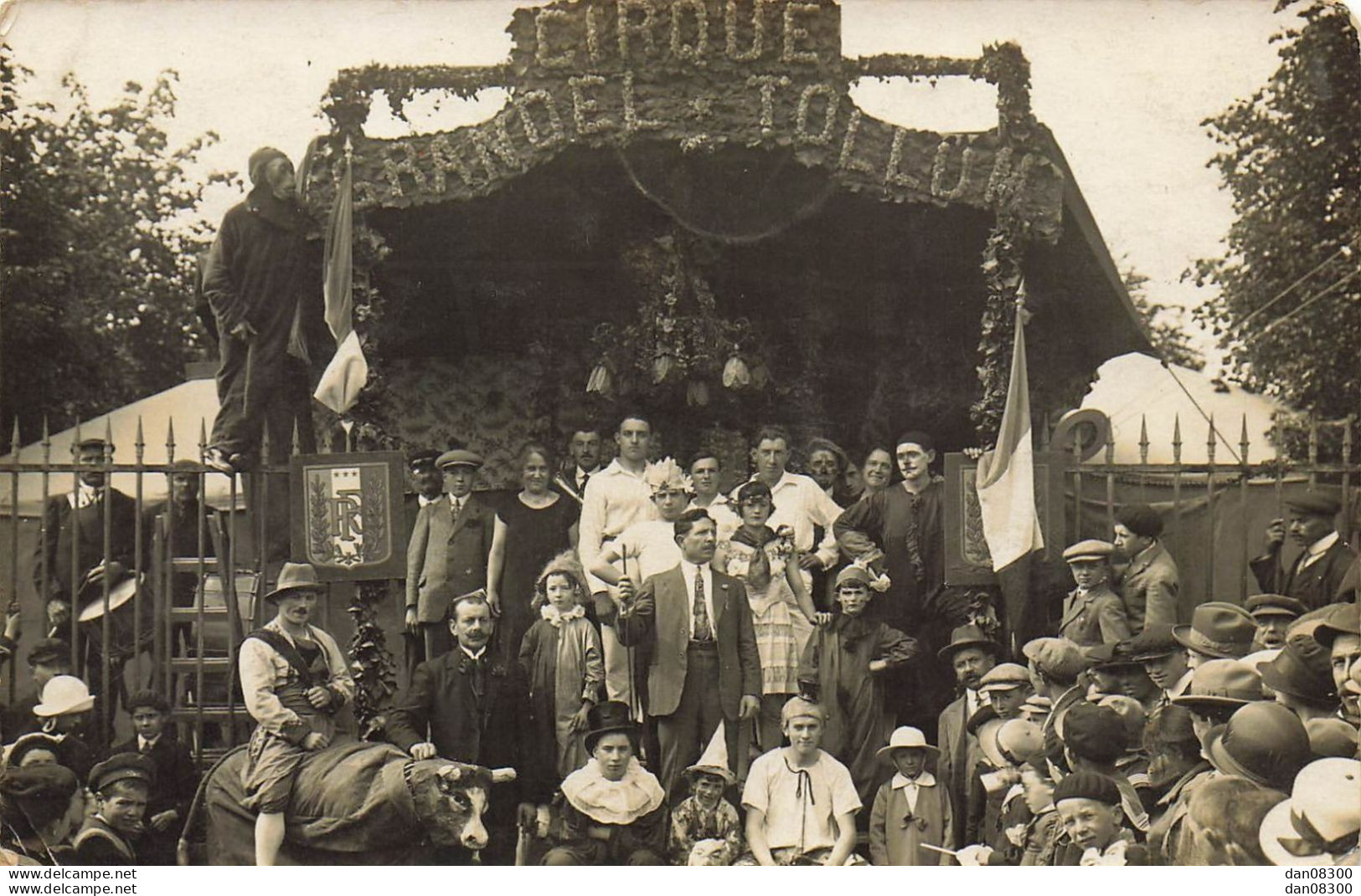 CARTE PHOTO REPRESENTANT LA TROUPE DU CIRQUE GRANDEL TOLLUM ET DES SPECTATEURS - Cirque