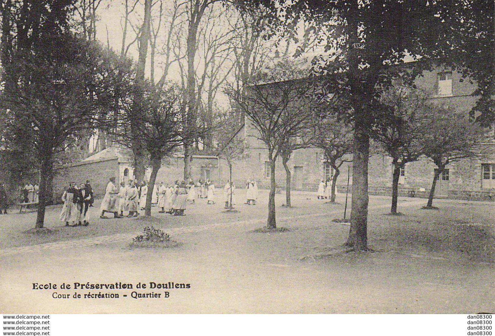 RARE  80 ECOLE DE PRESERVATION DE DOULLENS COUR DE RECREATION QUARTIER B - Doullens