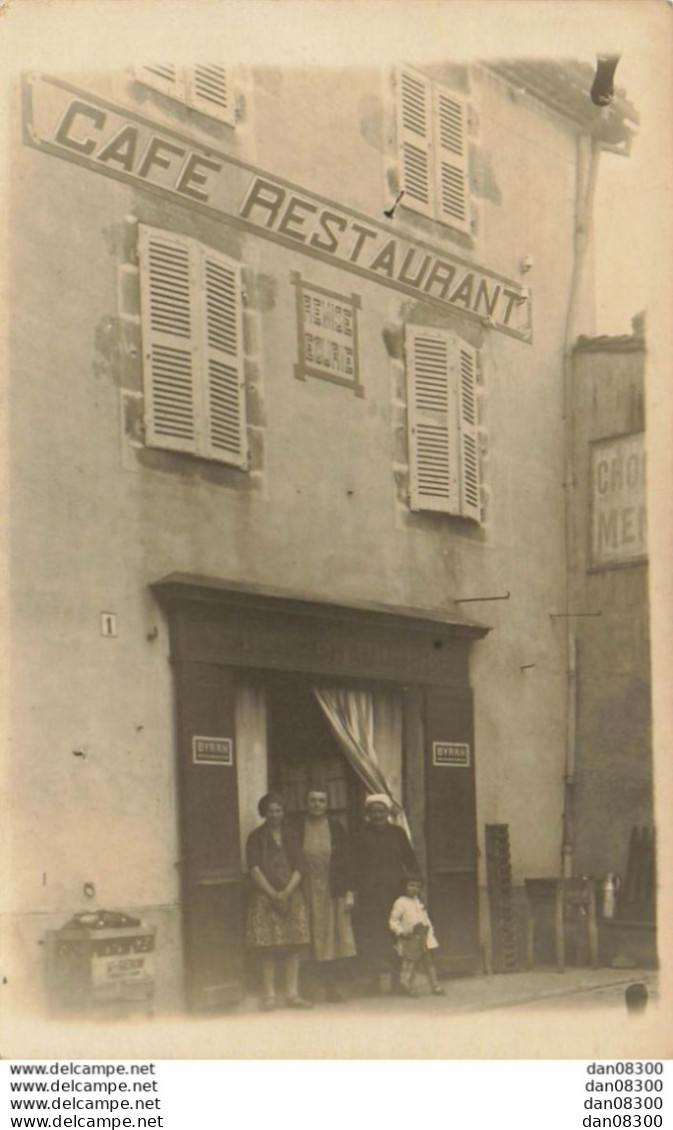 CARTE PHOTO NON IDENTIFIEE REPRESENTANT TROIS FEMMES ET UN ENFANT DEVANT UN CAFE RESTAURANT - A Identifier