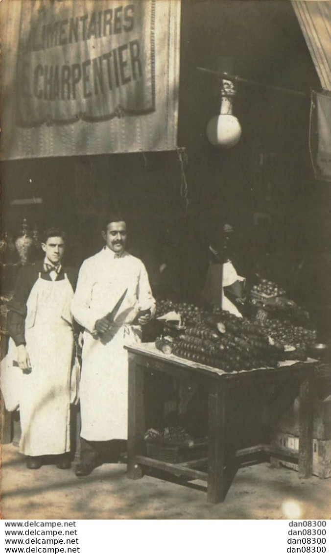 CARTE PHOTO NON IDENTIFIEE REPRESENTANT UN HOMME EN TABLIER AVEC UN GRAND COUTEAU MAGASIN ALIMENTAIRE CHARPENTIER - A Identifier