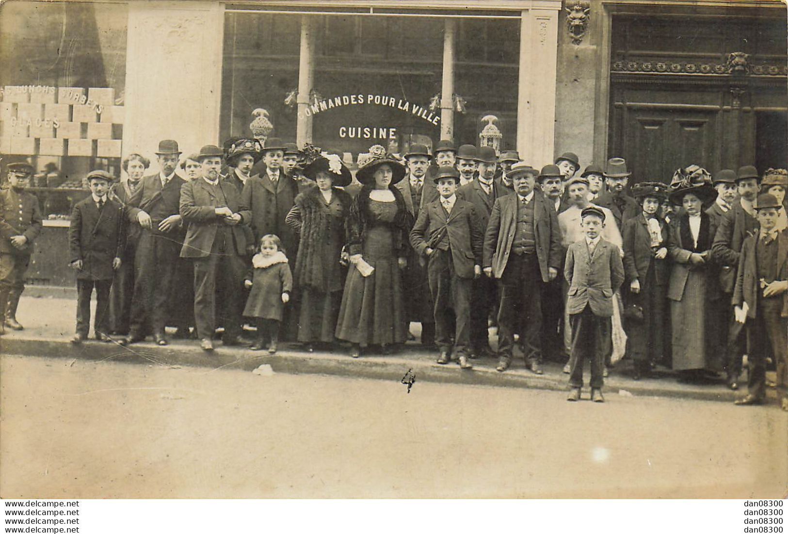 CARTE PHOTO NON IDENTIFIEE REPRESENTANT UN GROUPE DE GENS TRES NOMBREUX DEVANT LA VITRINE D'UN MAGASIN - A Identifier