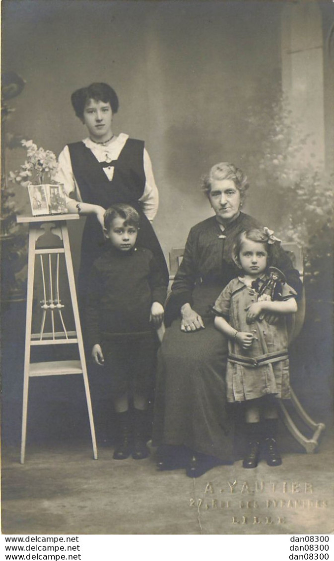 CARTE PHOTO NON IDENTIFIEE REPRESENTANT DEUX FEMMES UN GARCON UNE FILLETTE AVEC SA POUPEE STUDIO YAUTIER LILLE - A Identifier