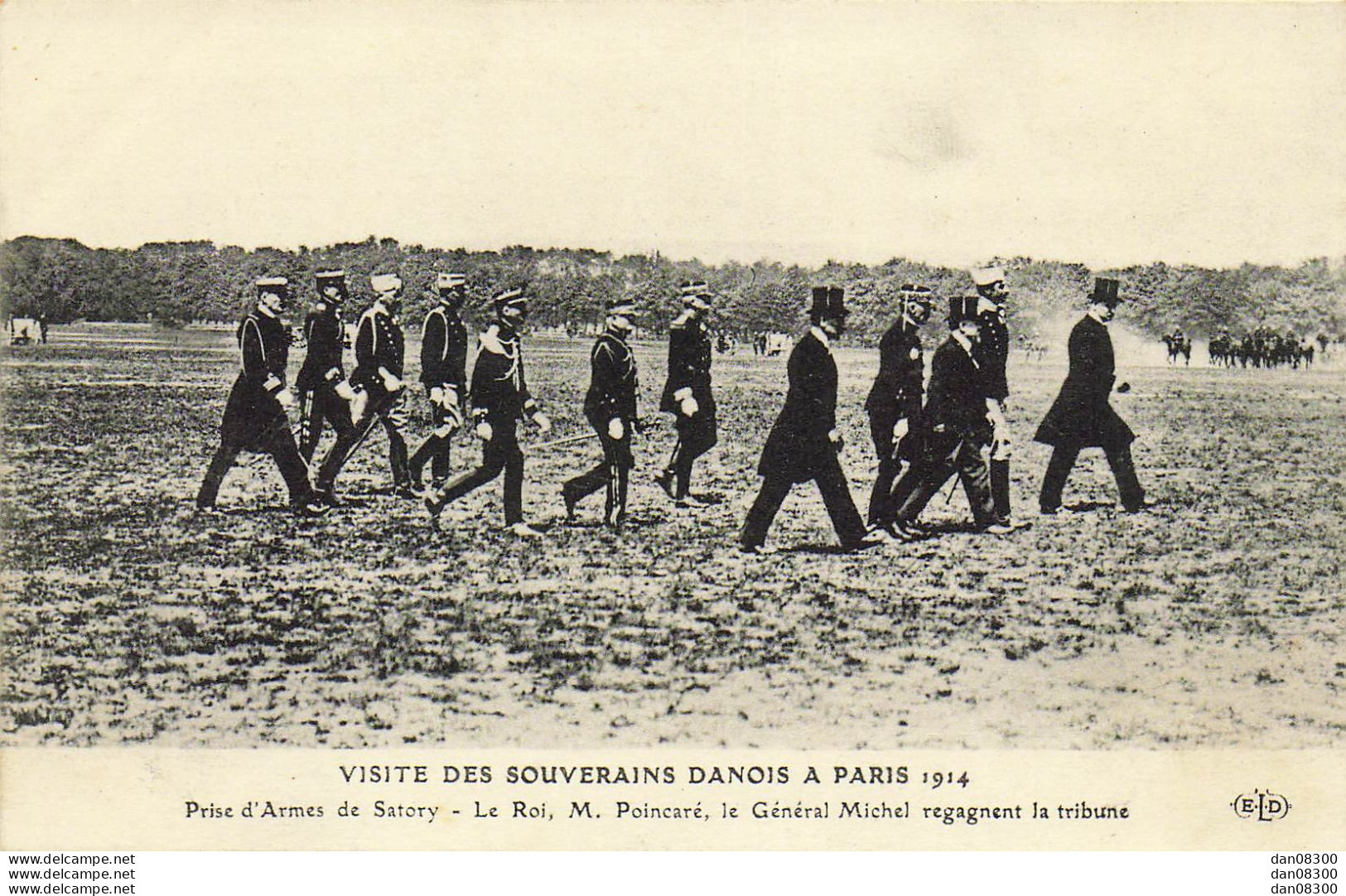 VISITE DES SOUVERAINS DANOIS A PARIS 1914 PRISE D'ARMES DE SATORY LE ROI M POINCARE REGAGNENT LA TRIBUNE - Familles Royales