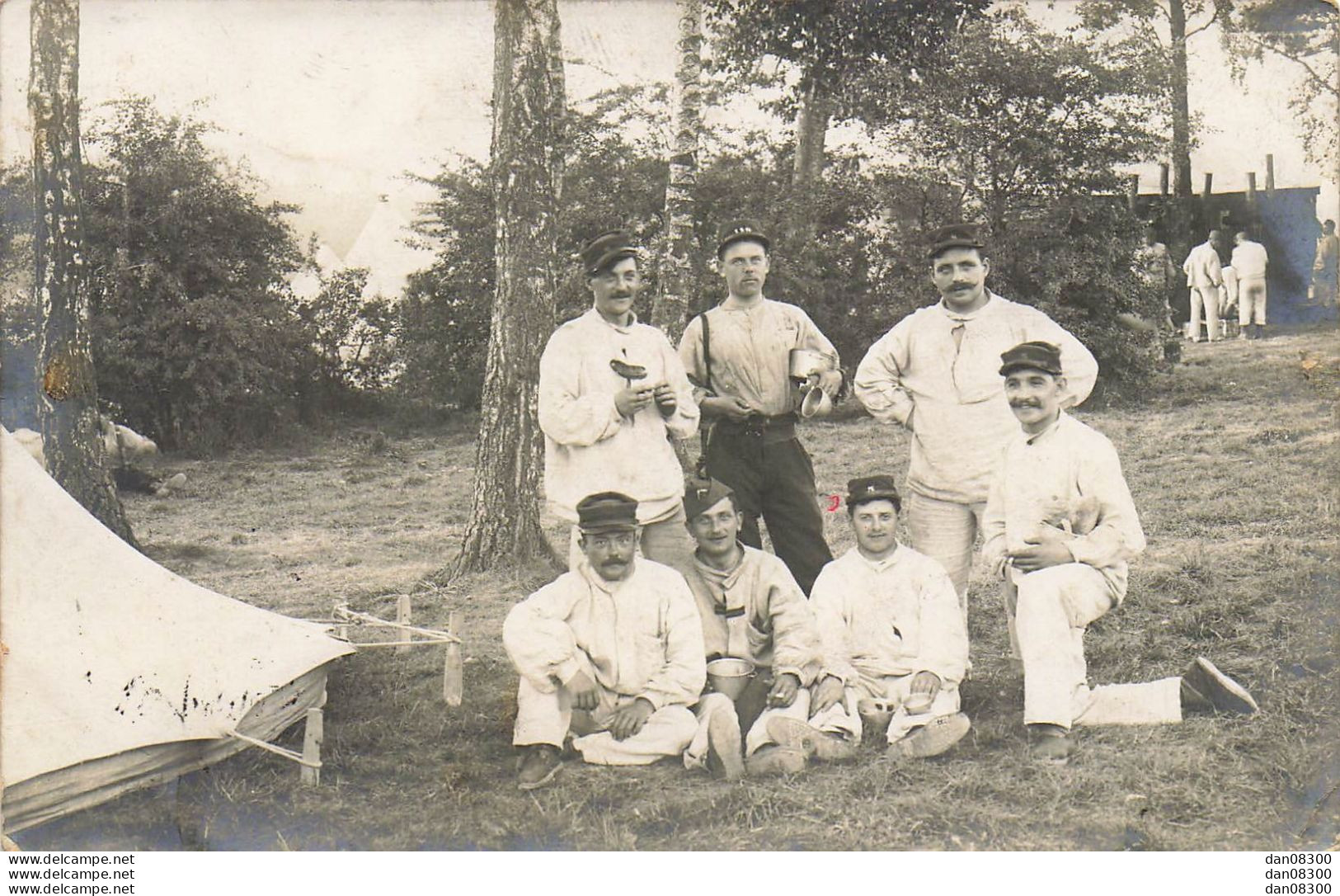 CARTE PHOTO NON IDENTIFIEE REPRESENTANT DES SOLDATS AU CAMP DE CHALONS A COTE DE LA TENTE - A Identifier