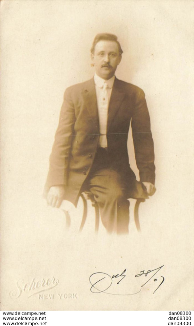 CARTE PHOTO NON IDENTIFIEE REPRESENTANT UN HOMME MOUSTACHU PANAMA A LA MAIN - A Identifier