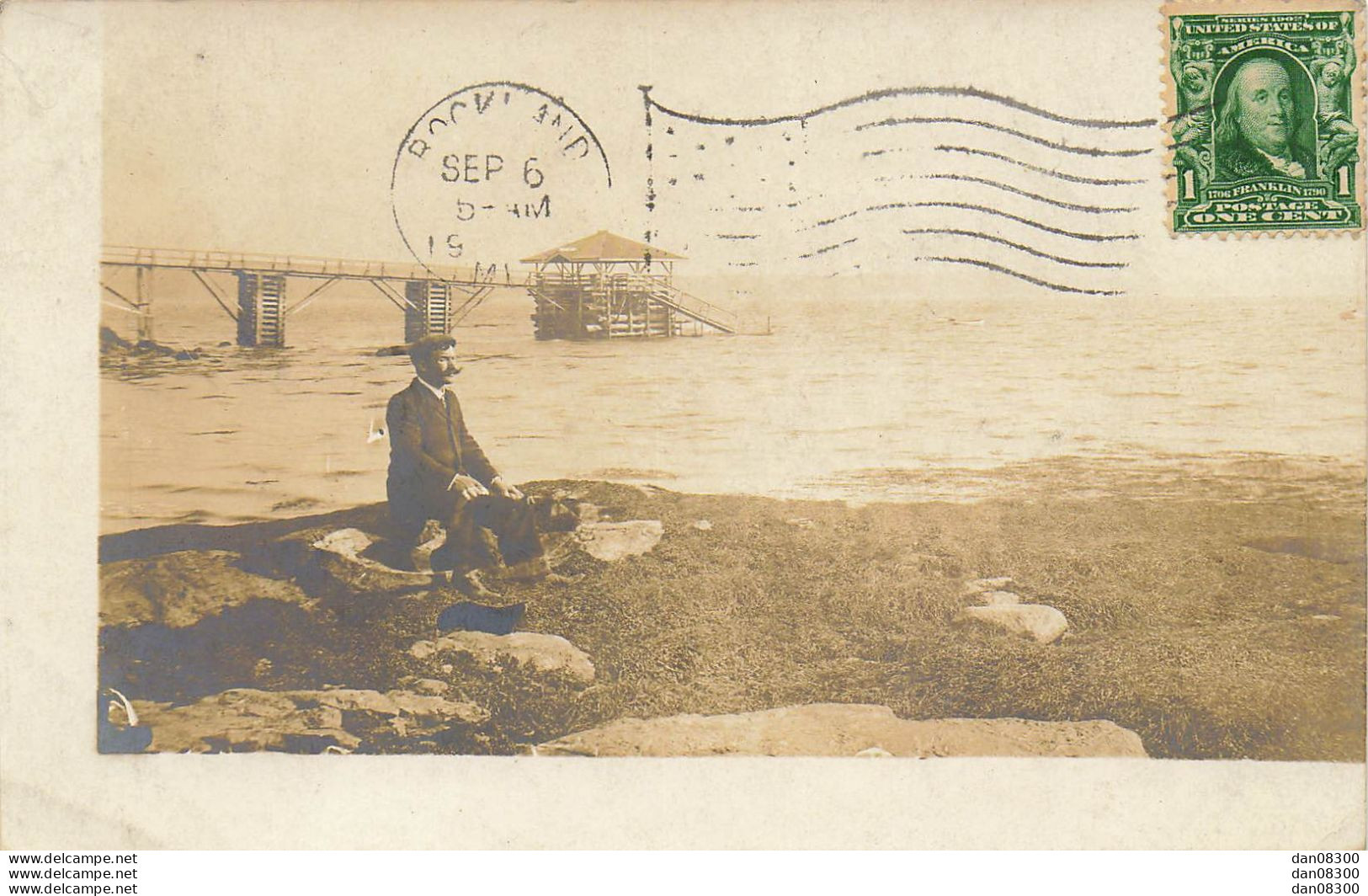 CARTE PHOTO NON IDENTIFIEE REPRESENTANT UN HOMME ASSIS AU BORD DE L'EAU EN COMPAGNIE DE SON CHIEN - A Identifier