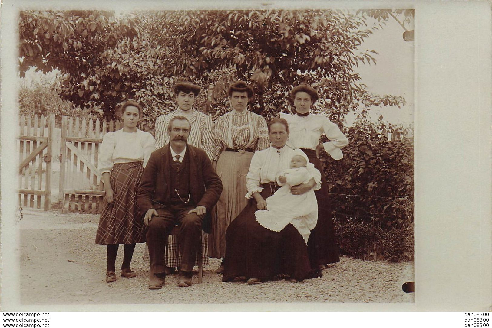 CARTE PHOTO NON IDENTIFIEE REPRESENTANT CINQ FEMMES UN HOMME ET UN BEBE - A Identifier