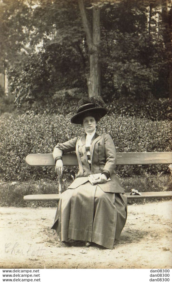 CARTE PHOTO NON IDENTIFIEE REPRESENTANT UNE FEMME DE LA BOURGEOISIE ASSISE SUR UN BANC DANS UN PARC - A Identifier