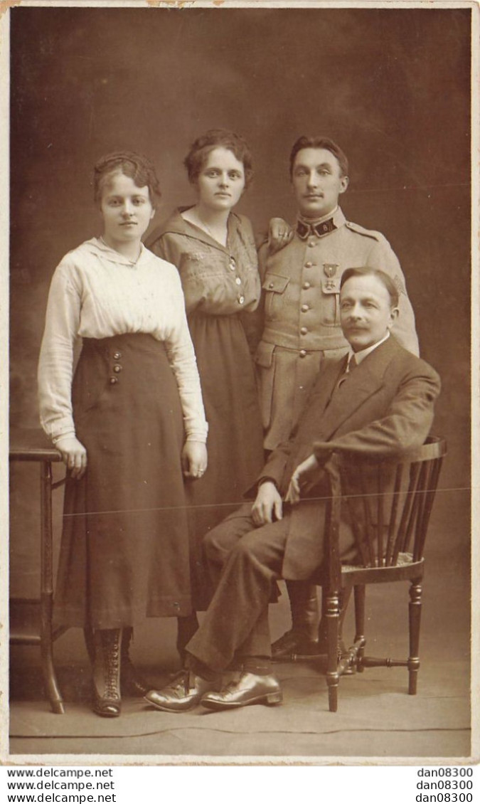 CARTE PHOTO NON IDENTIFIEE REPRESENTANT UN SOLDAT MEDAILLE N° 8 SUR LE COL AVEC DEUX FEMMES ET UN HOMME EN STUDIO - A Identifier