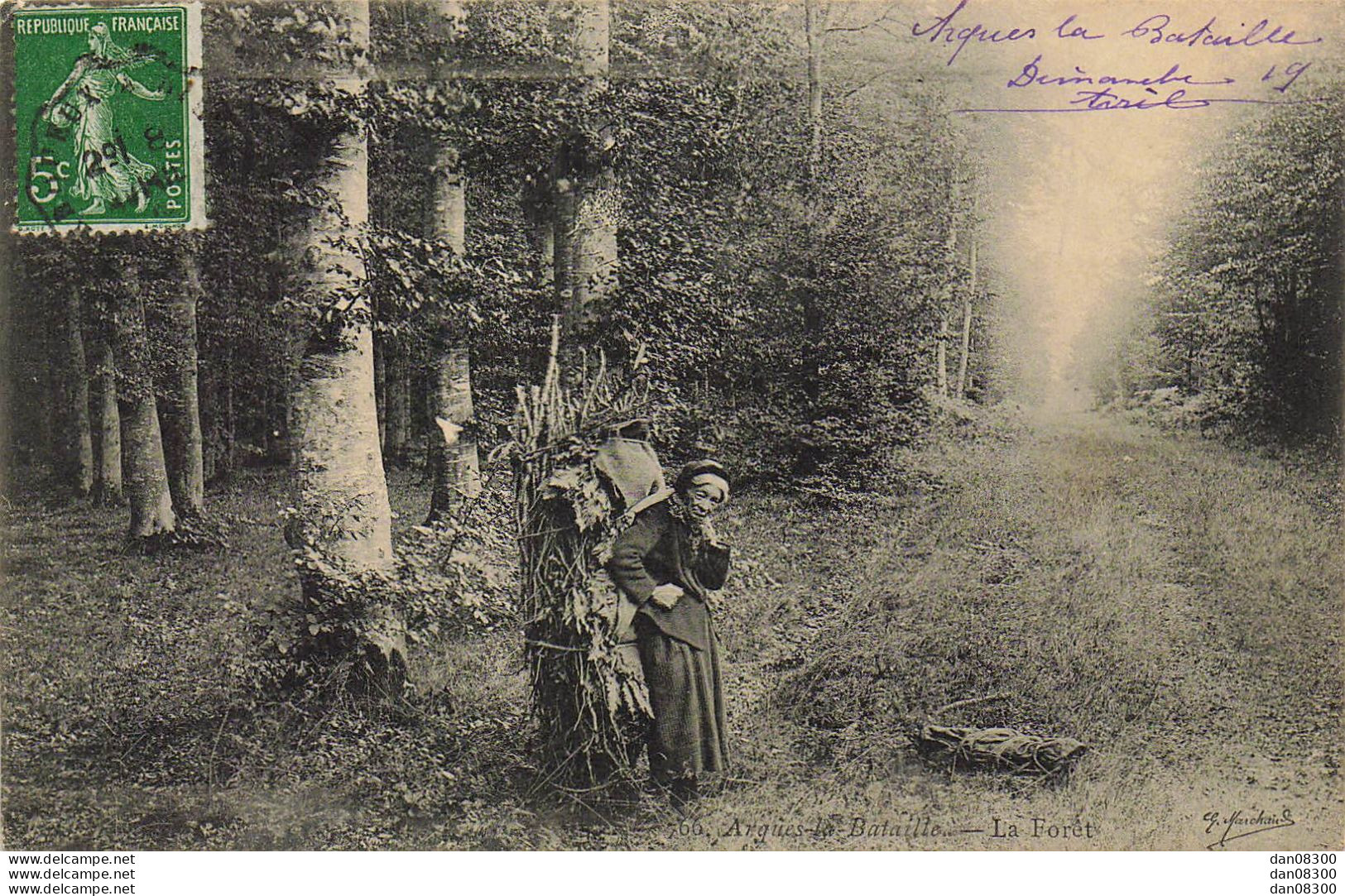 76 ARQUES LA BATAILLE LA FORET ANIMEE FEMME AGEE COURBEE SOUS LE POIDS DES FAGOTS DE BOIS SUR LE DOS - Arques-la-Bataille