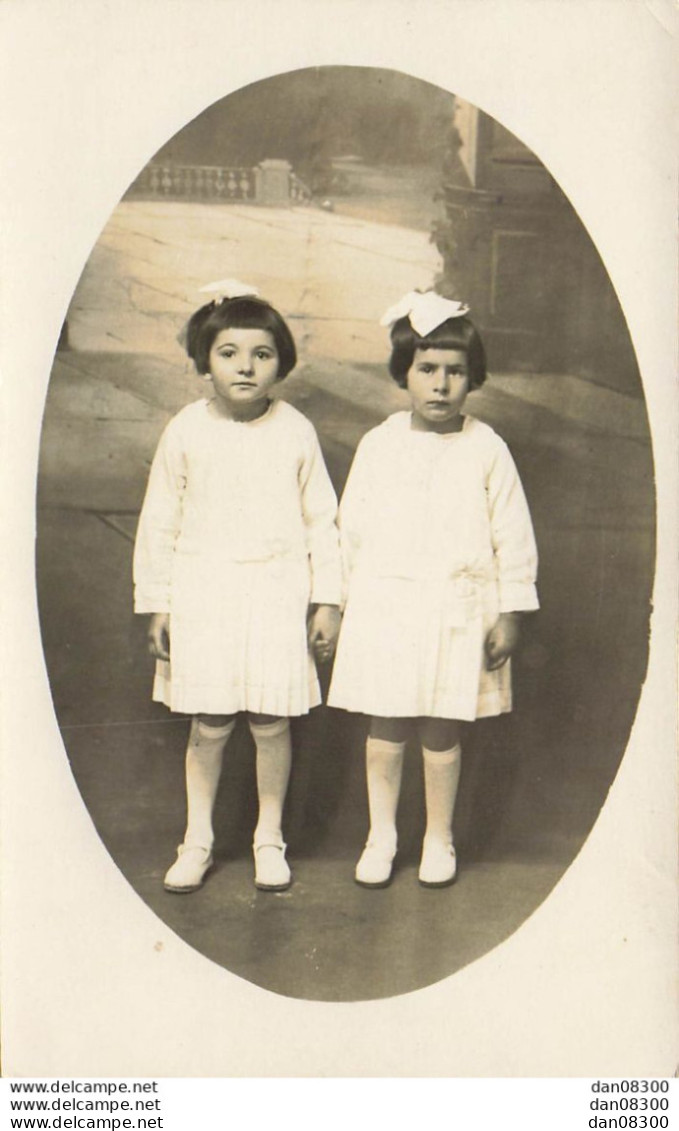 CARTE PHOTO NON IDENTIFIEE REPRESENTANT DEUX FILLETTES EN ROBE BLANCHE - To Identify