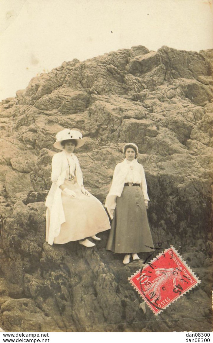 CARTE PHOTO NON IDENTIFIEE REPRESENTANT  DEUX FEMMES DANS LES ROCHERS DE SAINT MALO - A Identifier