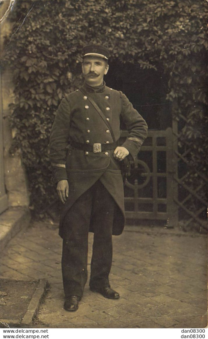 CARTE PHOTO NON IDENTIFIEE REPRESENTANT  UN SOUS OFFICIER A GROSSE MOUSTACHE  EN UNIFORME PHOTO GUILLEMINOT PARIS - A Identifier