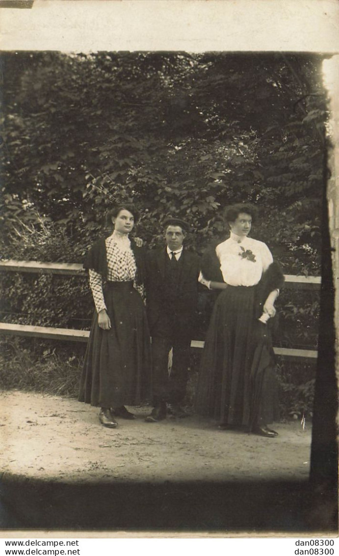 CARTE PHOTO NON IDENTIFIEE REPRESENTANT  DEUX FEMMES ET UN PETIT HOMME DEVANT UNE BARRIERE - A Identifier