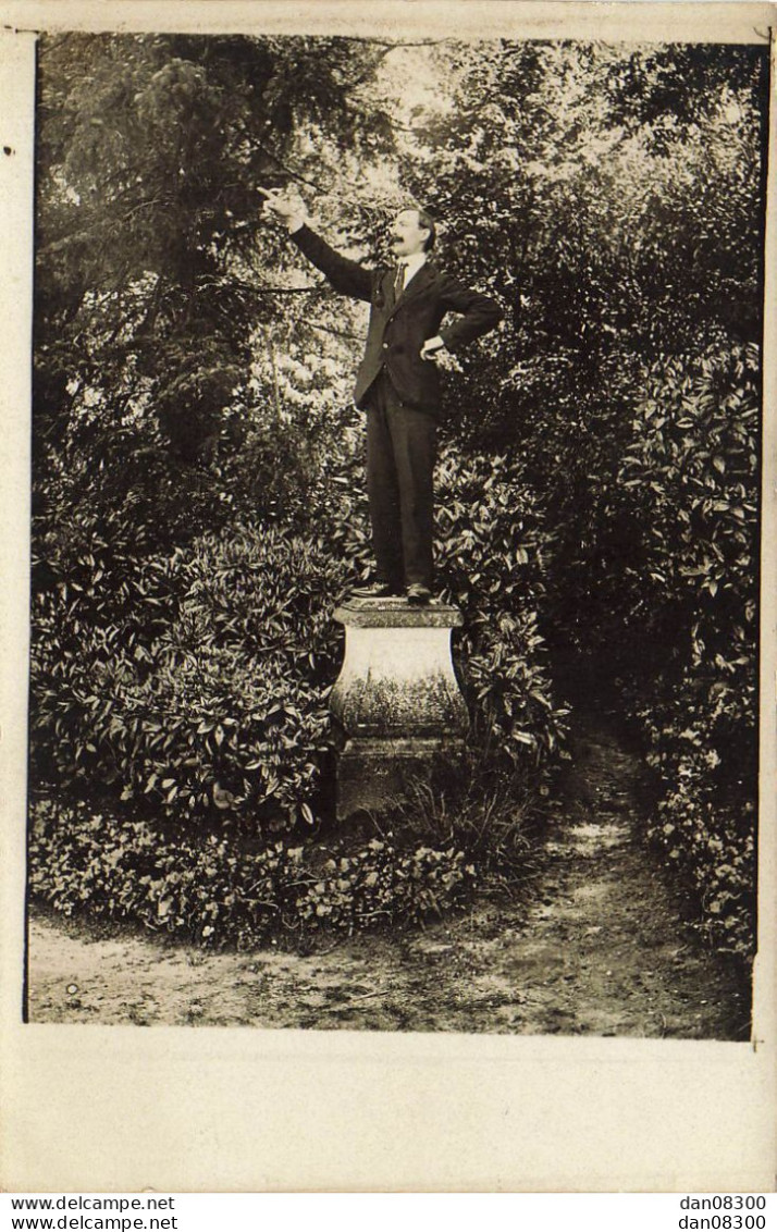 CARTE PHOTO NON IDENTIFIEE REPRESENTANT  UN HOMME MNTE SUR UN SOCLE DE STATUE SEMBLANT DECLAMER - A Identifier