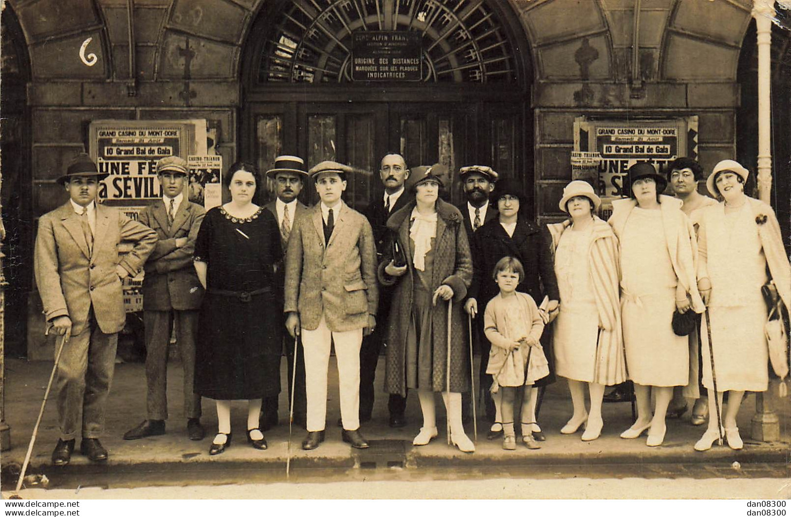 CARTE PHOTO NON IDENTIFIEE REPRESENTANT  UN GROUPE DEVANT UNE ENTREE ORIGINE DES DISTANCES MARQUEES SUR LES PLAQUES - A Identifier