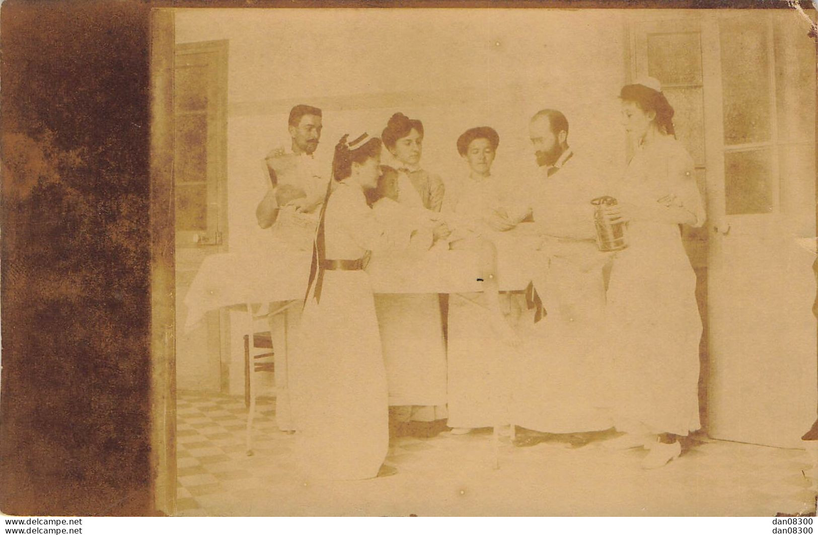 CARTE PHOTO IDENTIFIEE PAR MOI CHIRURGIEN ET INFIRMIERES AUTOUR D'UNE FILLETTE HOPITAL TROUSSEAU PARIS 1901 - To Identify