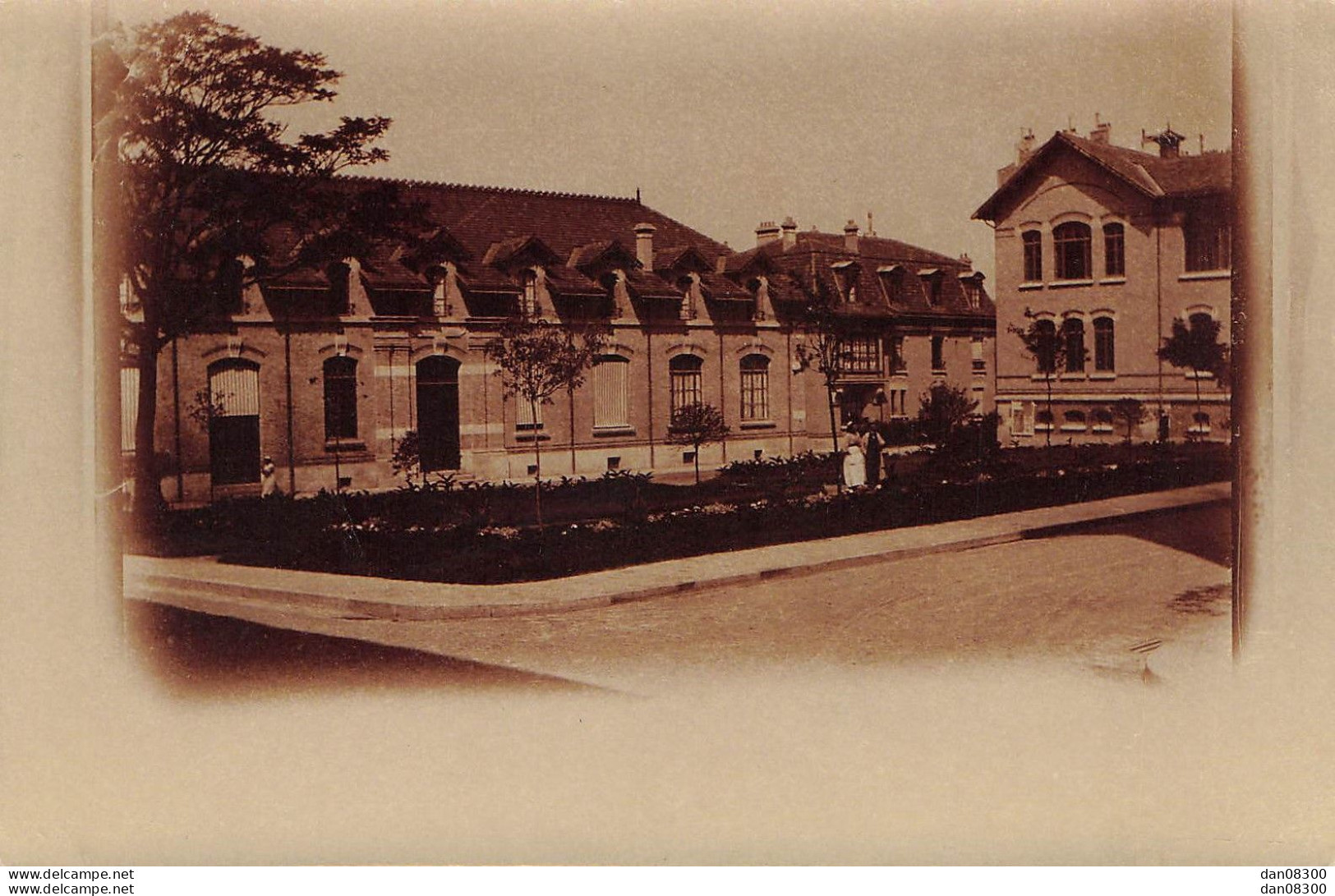 CARTE PHOTO IDENTIFIEE PAR MOI UNE VUE DE L'HOPITAL TROUSSEAU A PARIS EN 1901  VUE AGRANDIE - To Identify